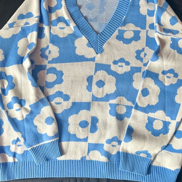 Asos v-neck sweater in daisy check - Picture 2 of 3